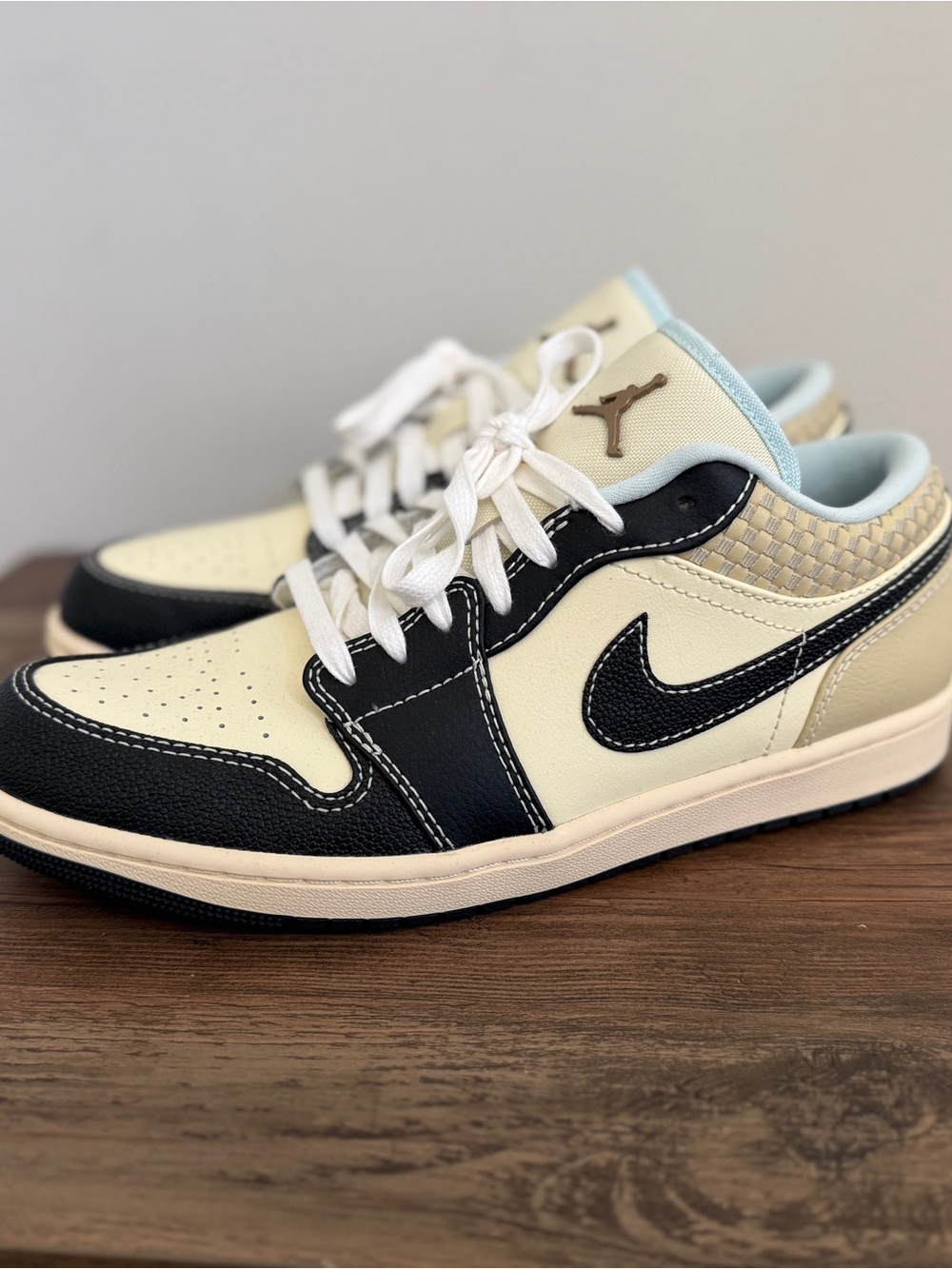 *Brand New* MEN'S AIR JORDAN RETRO 1 LOW